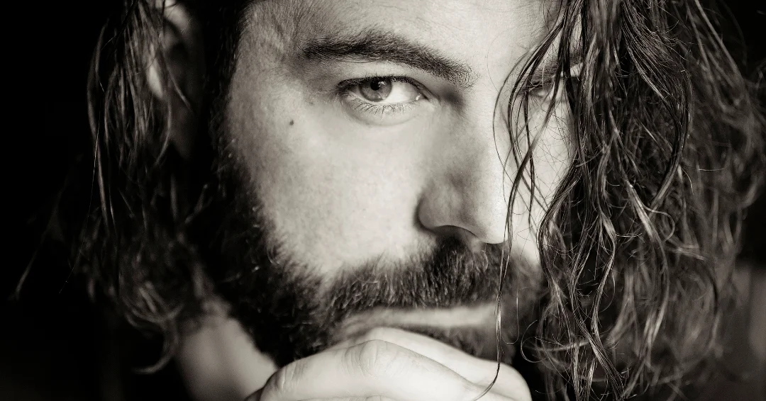 Ontdek de basis van haarverzorging mannen. Tips voor gezond, sterk haar, afgestemd op jouw haartype. Leer de juiste producten, technieken en routines voor een volle haardos