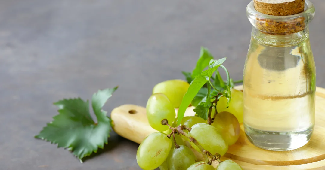 Ontdek de voordelen van Druivenpitolie voor je haar! Versterk, hydrateer en geef glans aan je lokken met deze voedende, lichte olie die elk haartype ondersteunt.