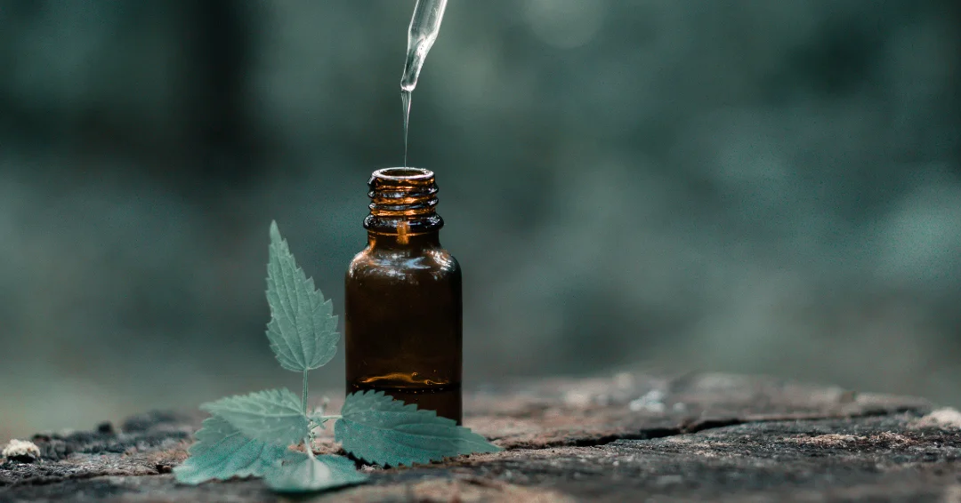 Etherische olie voor je haar: ontdek de kracht van natuurlijke oliën zoals rozemarijn en lavendel voor haargroei, glans en een gezonde hoofdhuid.