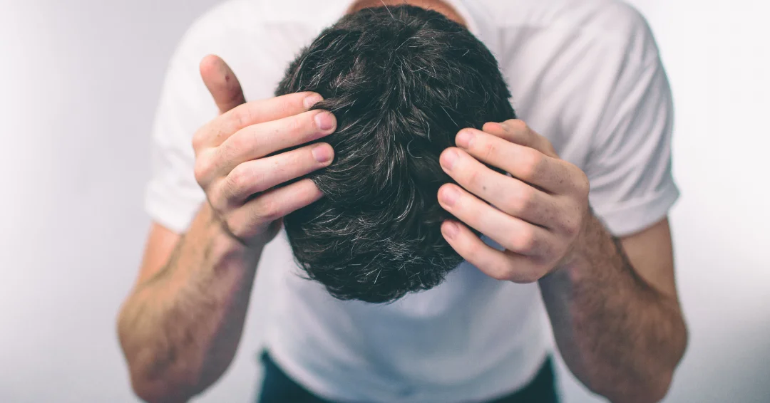 Haaruitval door stress bij mannen? Ontdek de oorzaken, symptomen en effectieve manieren om stress-gerelateerd haarverlies te verminderen en te herstellen.