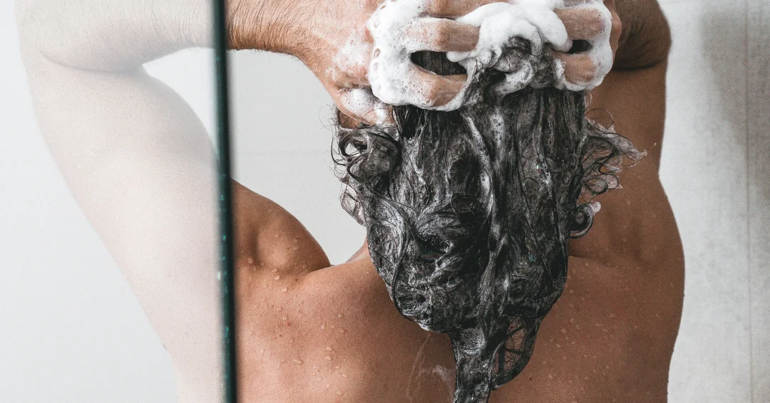 Haarverzorging mannen met lang haar: Ontdek hoe je gezond en glanzend lang haar behoudt met de juiste verzorgingsroutine en producten.