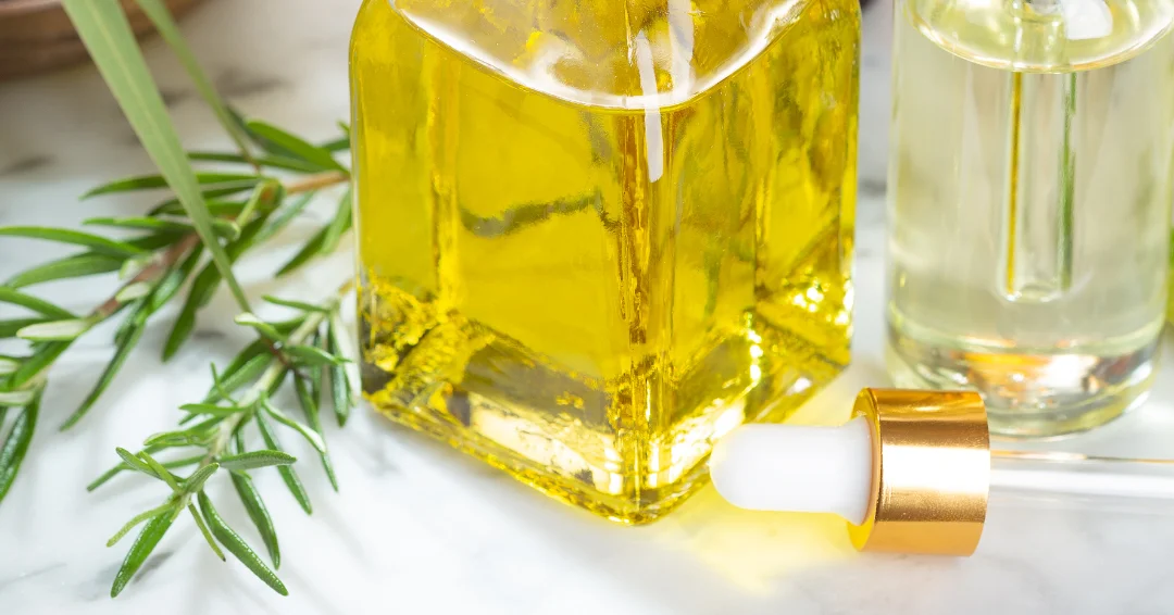 Rozemarijnolie voor je haar: stimuleer haargroei, kalmeer je hoofdhuid en voeg glans toe met deze krachtige, natuurlijke olie voor gezond, sterk haar.