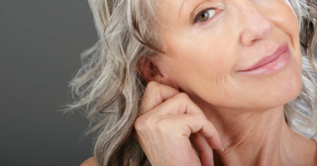 Verzorging grijs haar - Ontdek hoe je grijs haar optimaal verzorgt voor een stralende, gezonde look. Tips en producten voor het behoud van glans en zachtheid.